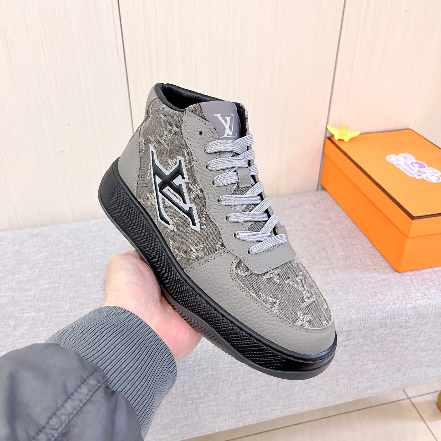 Men's shoes💰 460💰[LV]🔥Louis Vuitton, high-end men's shoes brand, official website 1:1 latest masterpiece: the upper is made of Italian imported first-layer cowhide with a comfortable and breathable lining➕original non-slip and wear-resistant outsole🔥, making walking more convenient and comfortable! An exclusive new model, a stunning work, a beautiful 1:1 replica [color] compared to the official quality! Create a fashionable personality to set off your uniqueness! A must-have for trendy men! Classic🔥Size: 38-44 Color: 🔥Multiple colors available🔥